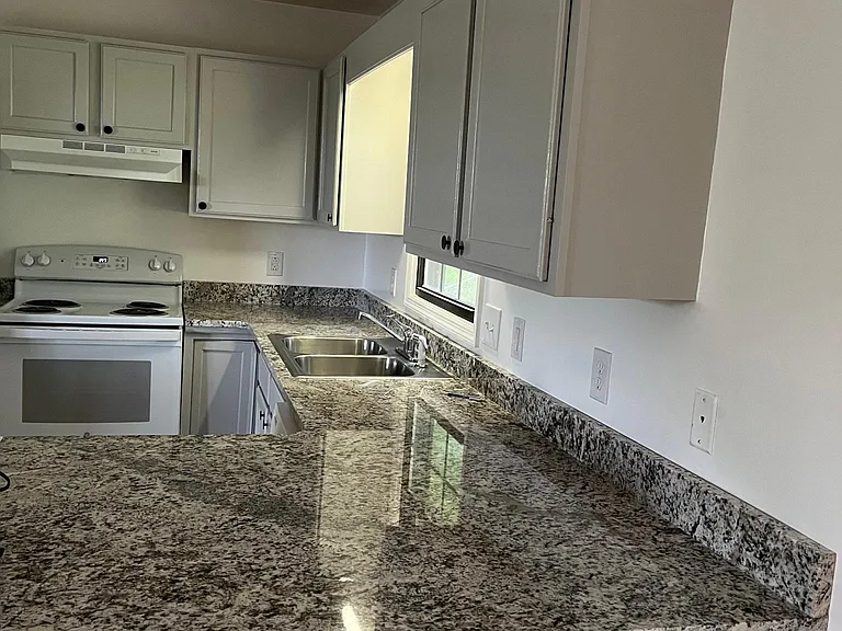 425 W Chestnut St — Photo 5