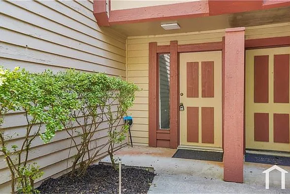 1090 Village Rd — Photo 4