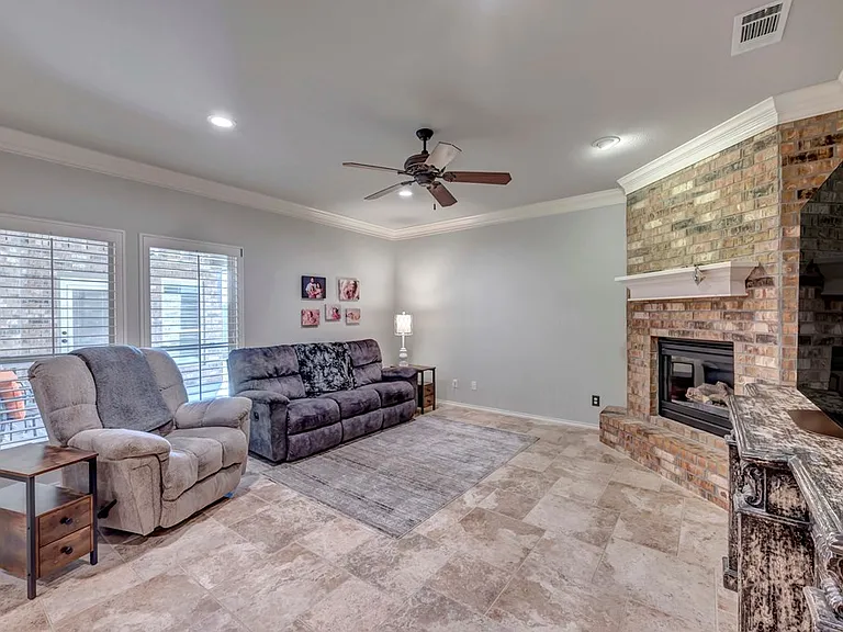 4416 Guadalupe — Photo 7
