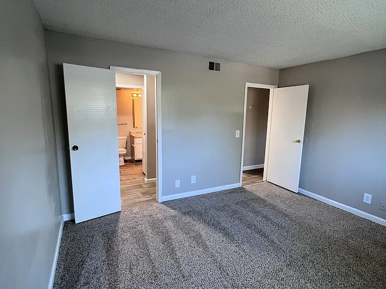 Bell Hollow Apartments — Photo 24