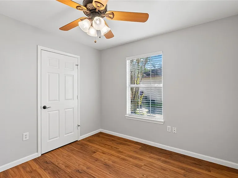 804 Avenue B — Photo 11