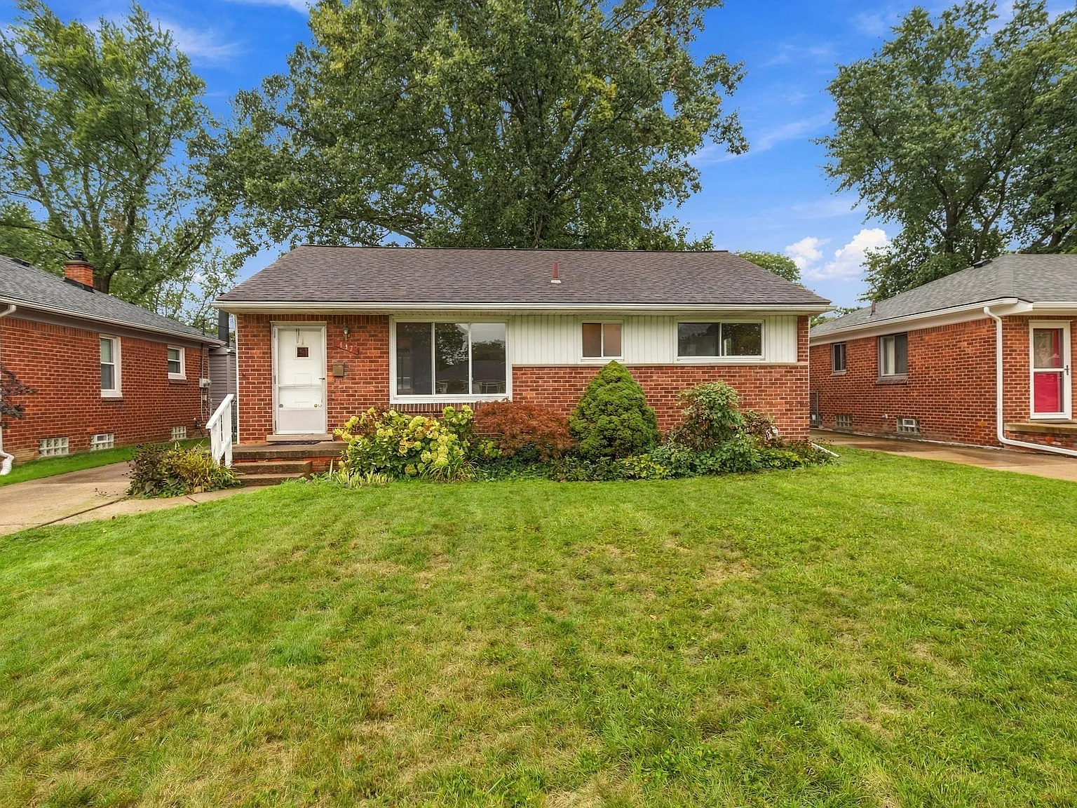 3 bed, 1.5 bath, 987 sqft, $2,100 — Photo 2