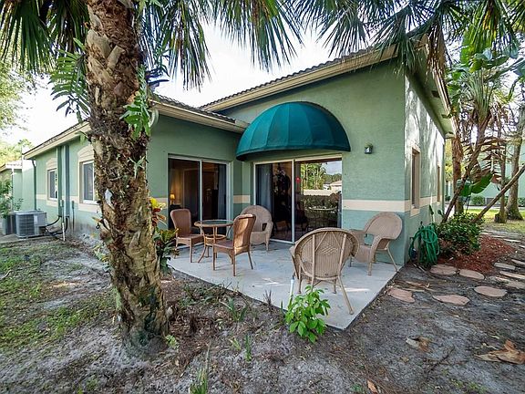 3rd image of 240 Crestwood Cir