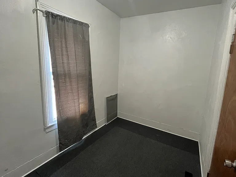 109 Evergreen St — Photo 2