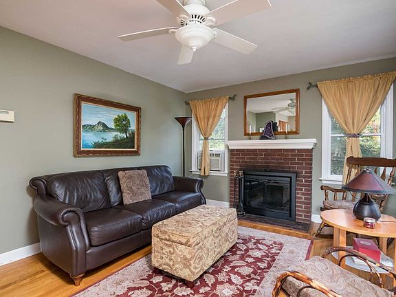 3rd image of 34 Sweetbriar Dr
