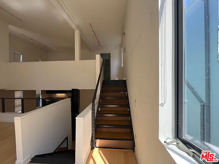 320 Indiana Ave #B — Photo 16
