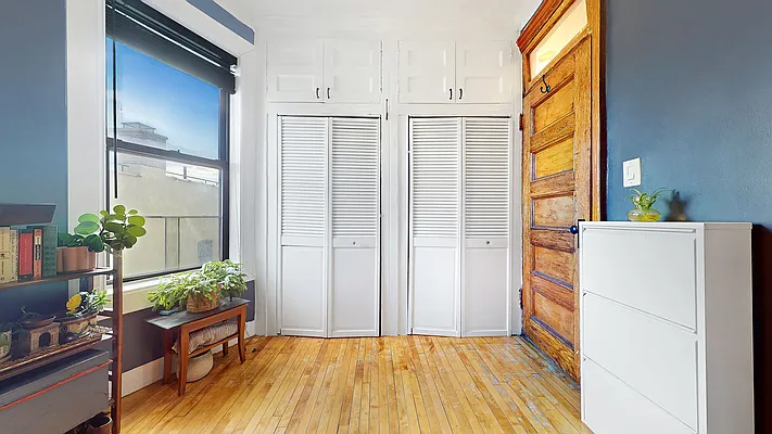 Sold by Bizzarro Agency | media 12