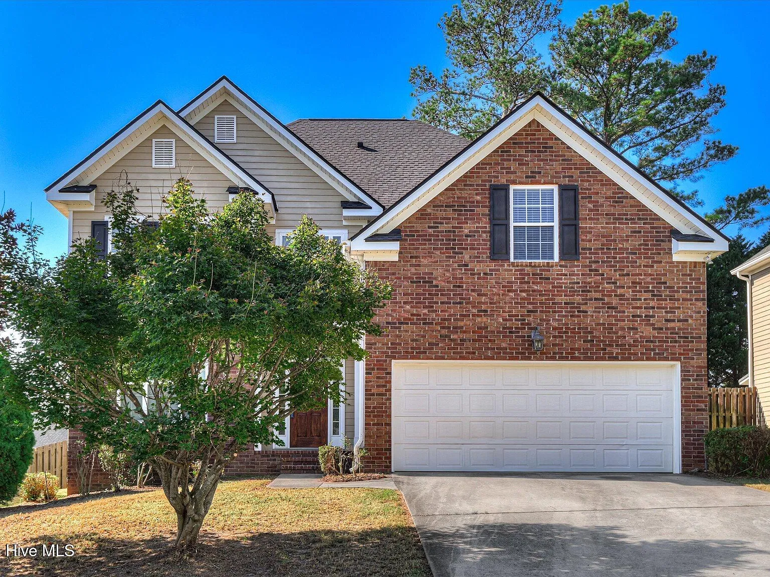 5 bed, 3.0 bath, 2438 sqft, $2,300 — Photo 3