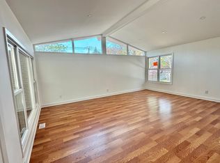 3 Spring Ln, Great Neck, NY 11024