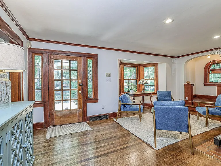 5609 Kenwood Ave — Photo 2