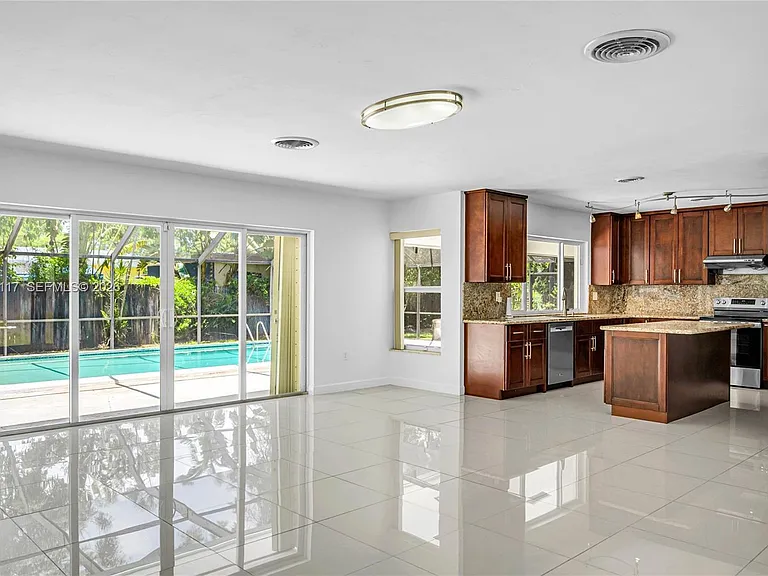 13100 SW 81st Ave — Photo 3