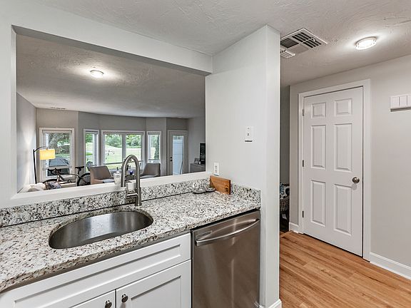 5th image of 18 Westcliff Dr