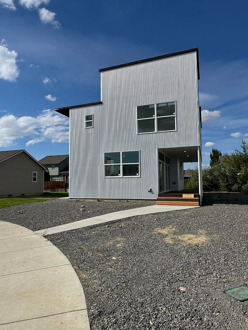 Bright 3BR/3BA with Soaring Ceilings & Large Windows — Photo 2