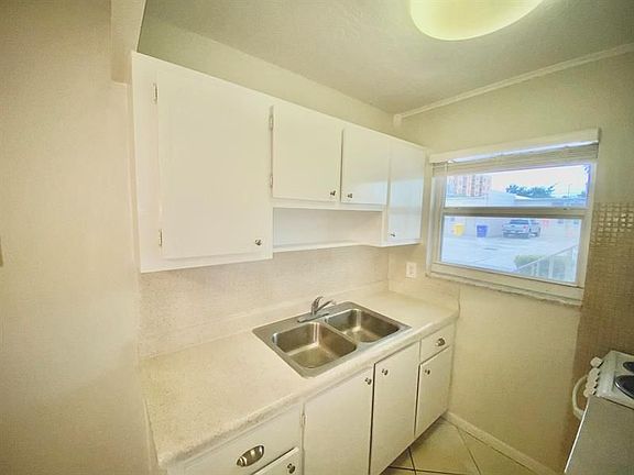2nd image of 111 N L St APT 5
