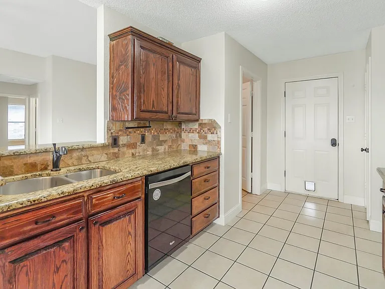 926 Meadow Cir S — Photo 4