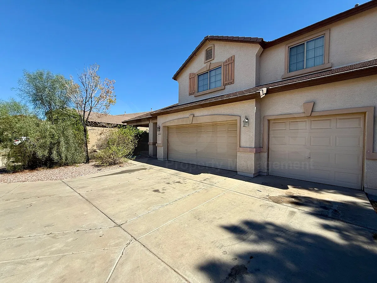 4 bed, 4.0 bath, 3300 sqft, $2,799 — Photo 2
