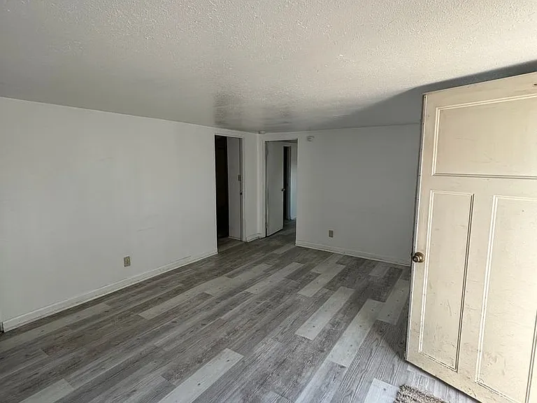 226 N Line St — Photo 12