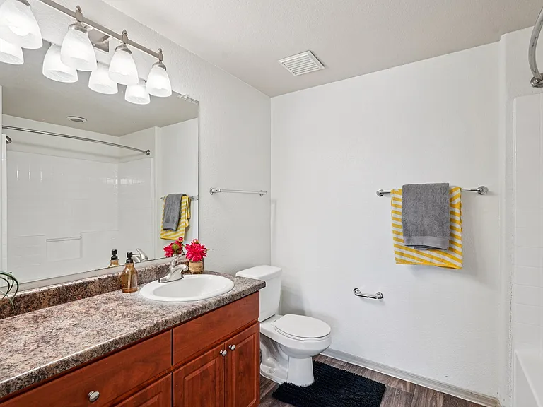 Del Mar Apartments — Photo 12