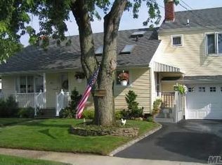 219 E Hampton Rd, Lindenhurst, NY 11757