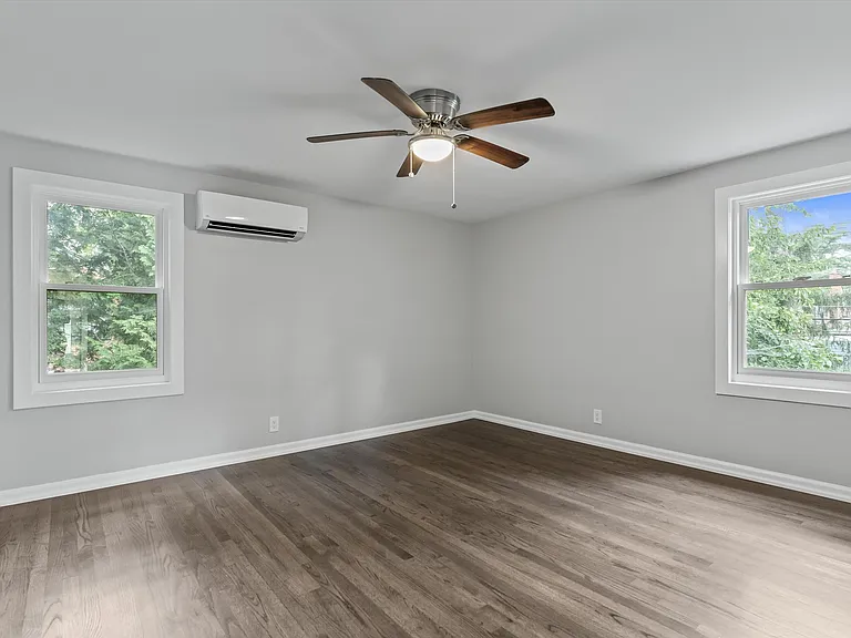 1054 Saxon Dr — Photo 19