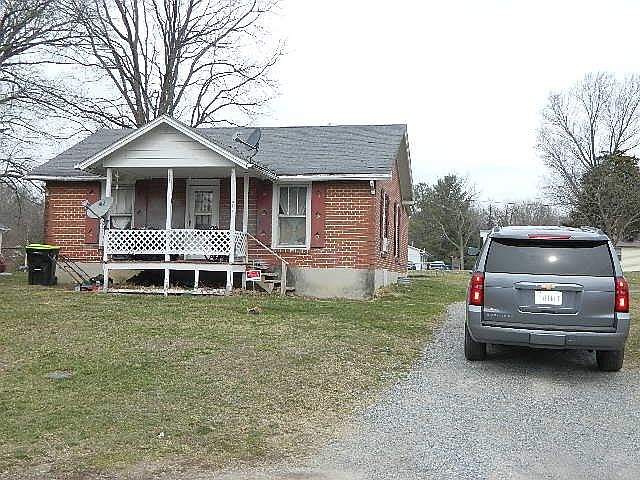 2nd image of 811 4th St NE