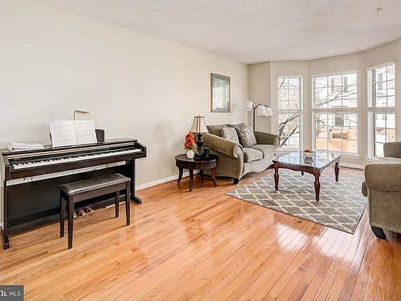 4th image of 10117 Vanderbilt Cir