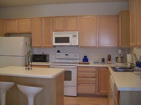Kitchen w/ Center Island