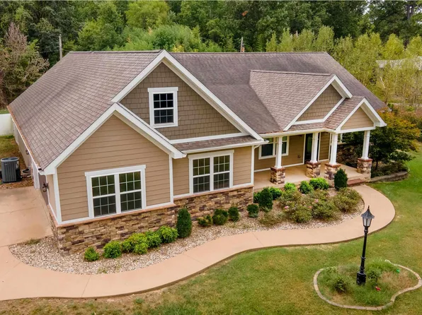 701 Natalie Ct, Carterville, IL 62918