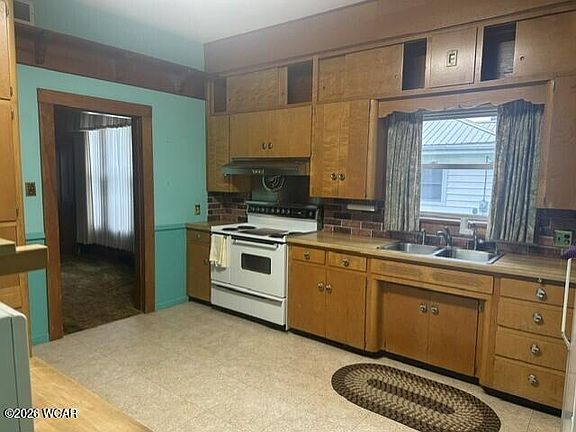 2nd image of 223 Douglas St
