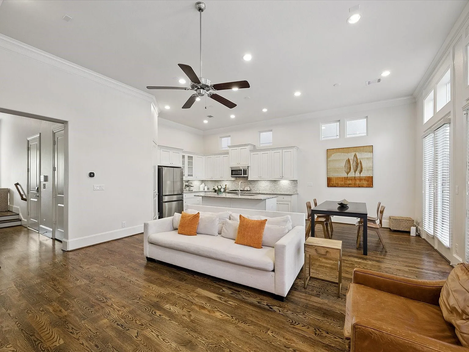 3 bed, 3.5 bath, 2739 sqft, $3,400 — Photo 4