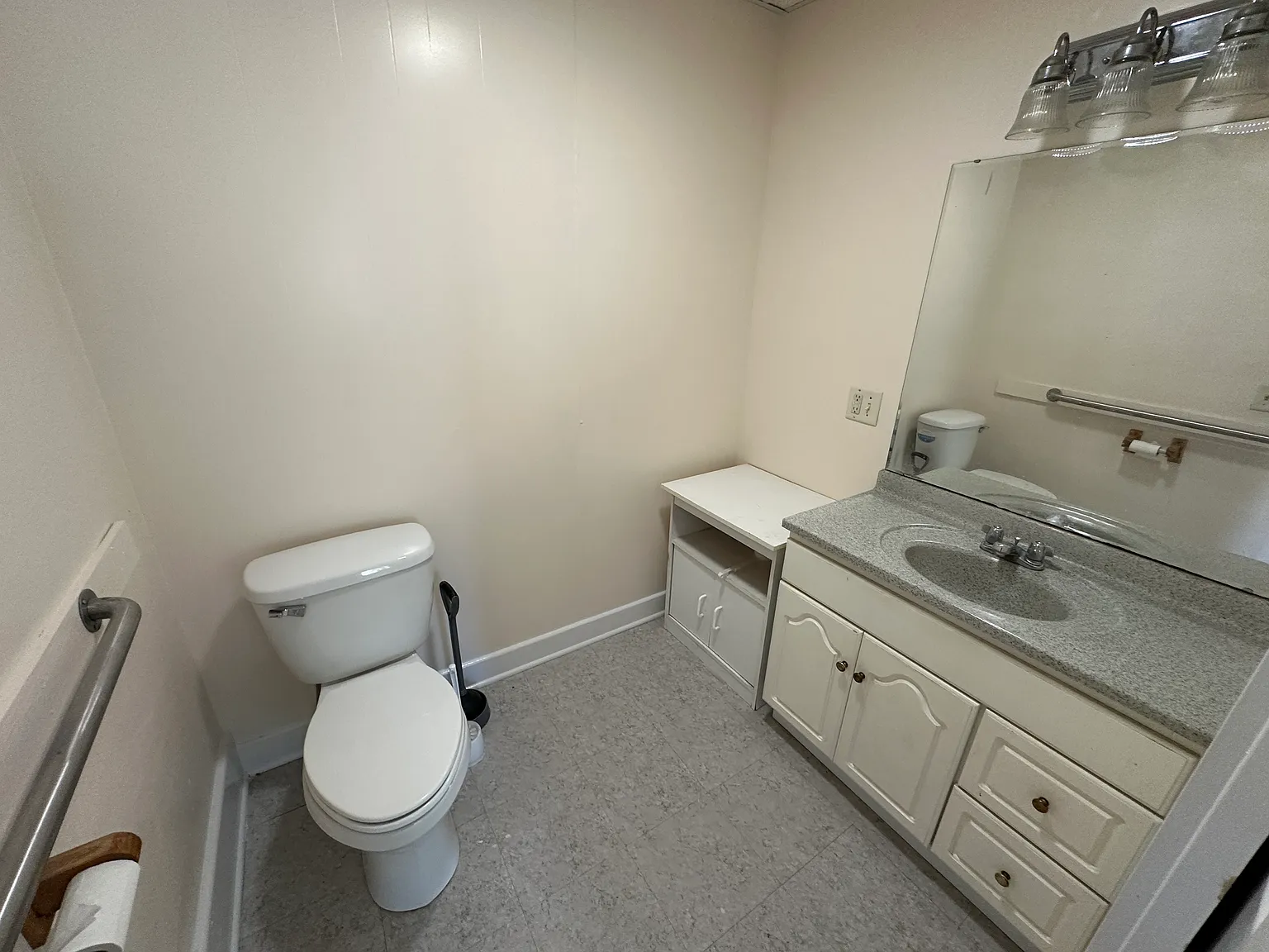3 bed, 1.5 bath, 1352 sqft, $1,900 — Photo 4