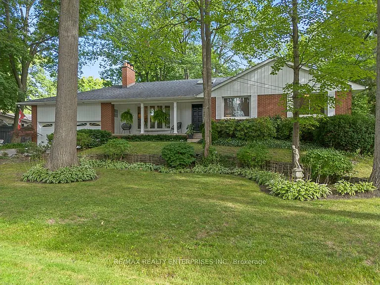 1373 Queen Victoria Ave — Photo 2