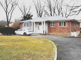 2 Adelphi Dr, Plainview, NY 11803
