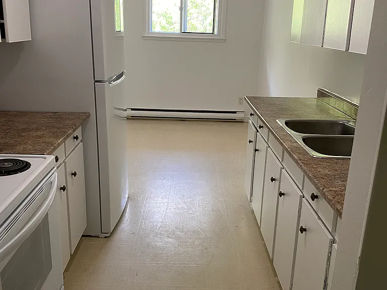454 Oak St — Photo 4