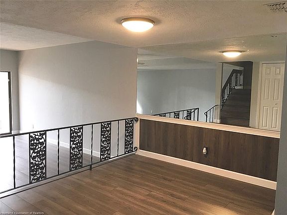 4th image of 28 Sunset Ln