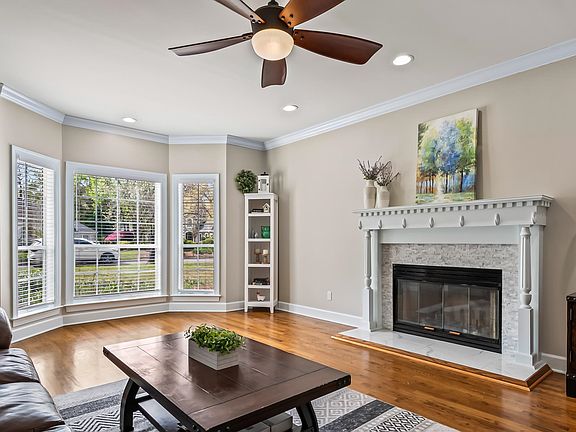 3rd image of 916 Hillcrest Ct