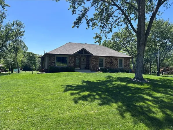 8918 Millstone Dr, Lenexa, KS 66220