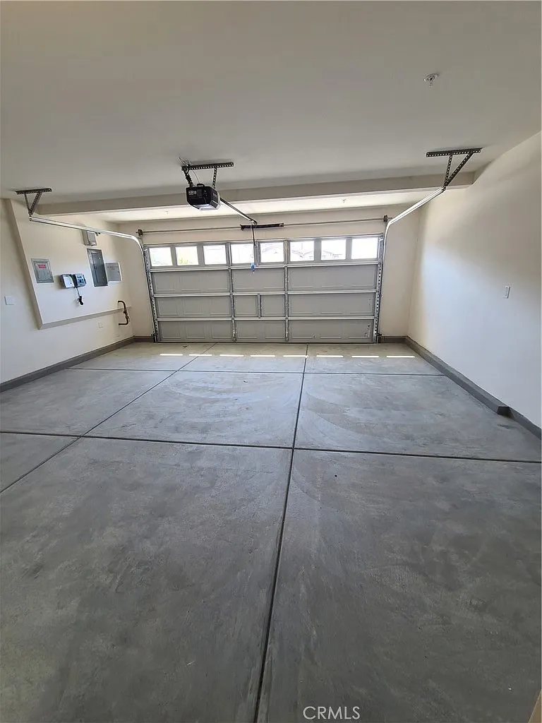 5 bed, 1873 sqft, $3,300 — Photo 2