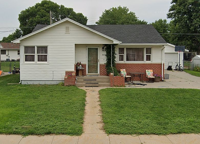 1st image of 906 E 30th Dr