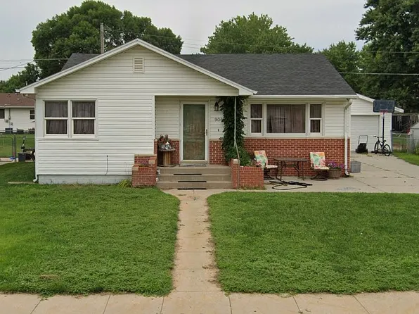 906 E 30th Dr, Kearney, NE 68847