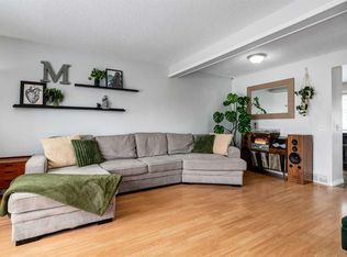 955 E Erin Woods Dr SE, Calgary, AB T2B2W4