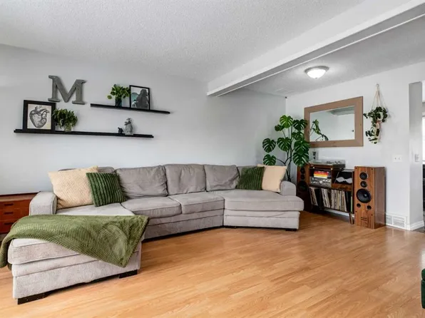 955 E Erin Woods Dr SE, Calgary, AB T2B 2W4