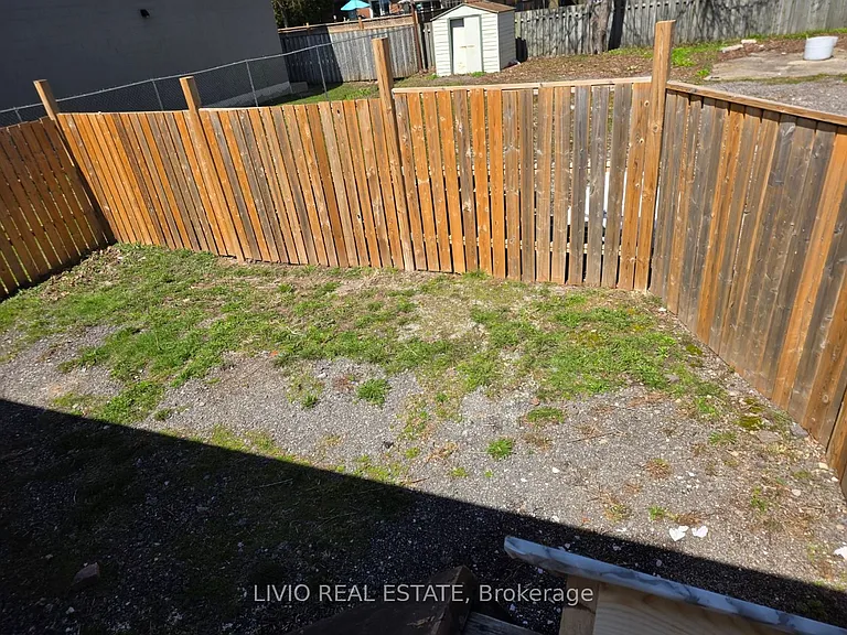 323 Queen St E — Photo 9