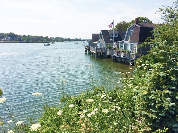 Neighborhood Broad Cove