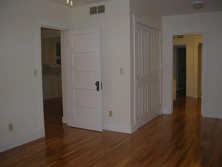 1028 Bross St — Photo 4