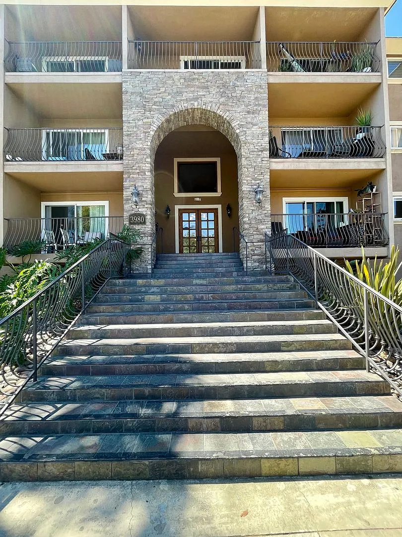 Spacious and Sleek Studio in Hillcrest — Photo 2