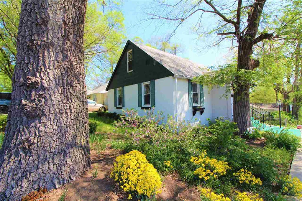 1422 Black St photo 1