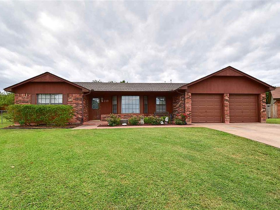 1st image of 219 SW Crystal Hills Dr