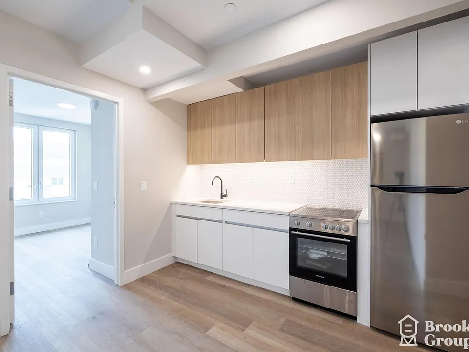 1711 Hancock St #208