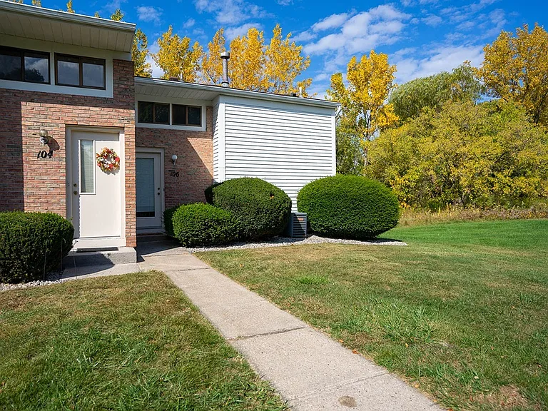 Willow Pond Apartments & Townhouses — Photo 17